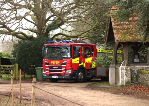 Ugunsdzēsēju automašīnas pamanītas ierodamies pie Endrū Mauntbatena–Vindzora mājām.