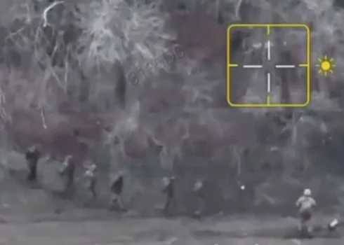 Abi Ukrainas triecienvienības karavīri pavadīja visus sešus krievu gūstekņus uz Ukrainas kontrolētajām pozīcijām.