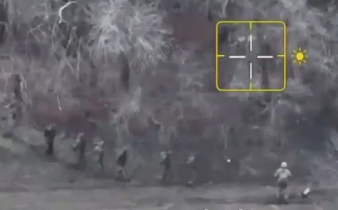 Abi Ukrainas triecienvienības karavīri pavadīja visus sešus krievu gūstekņus uz Ukrainas kontrolētajām pozīcijām.