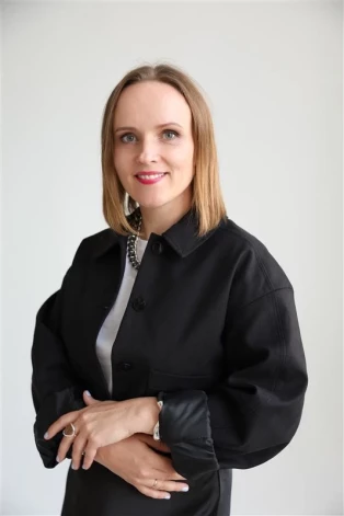 *”Rimi Baltic” korporatīvās atbildības direktore Zanda Šadre: “Līdz septembrim Latvijai jāpārņem ES direktīva, lai regulētu un novērstu zaļmaldināšanu. Paredzams, ka lielākā daļa uzņēmumu atteiksies no šo apgalvojumu publiskas izmantošanas.”