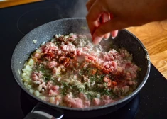 Ko pievienot ierastajai maltās gaļas mērcei, lai tā kļūtu vēl gardāka?