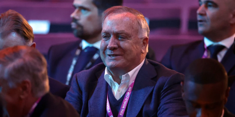 Kirasao izlases galvenais treneris Diks Advokāts pērn decembrī piedalījās Pasaules kausa grupu izlozē. Kirasao ir mazākā valsts, kuras izlase jebkad ir kvalificējusies PK finālturnīram. Nīderlandes Karalistes aizjūras teritorijas iedzīvotāju skaits ir ap 156 000. (foto: Scanpix / Reuters)