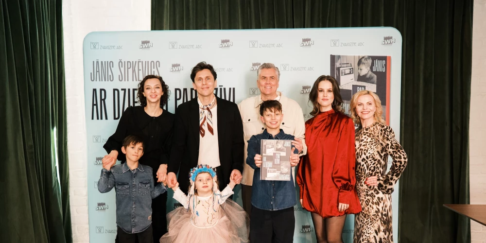 Jānis Šipkēvics kopā ar vistuvākajiem cilvēkiem – vedeklu Zani un dēlu Jāni, viņu bērniem Kristapu un Jūnu, savu dēlu Oliveru un meitu Tīnu, kā arī sievu Ilzi.