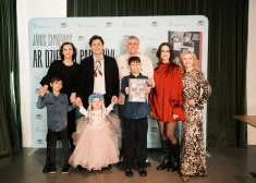 Jānis Šipkēvics savas grāmatas atklāšanu nosvin ar trim sievām