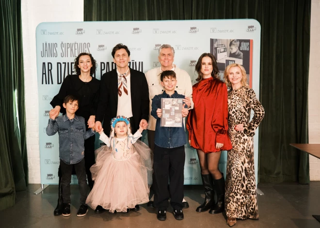 Jānis Šipkēvics savas grāmatas atklāšanu nosvin ar trim sievām