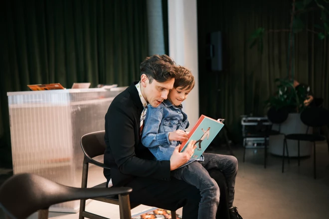 Tēvs un dēls pēta vectēva sarakstīto grāmatu par Šipkēvicu ģimenes vēsturi.