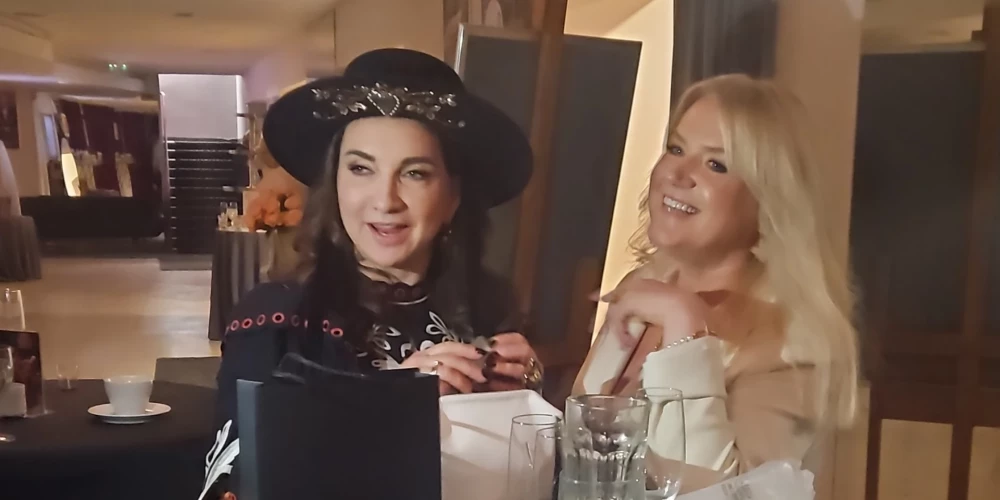 Anda Zadovska un Baiba Sipeniece-Gavare cenšas vienmēr jubilejās viena otru apdāvināt.