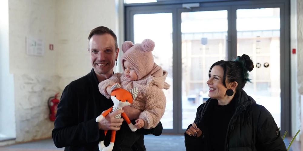 Smaidīgā Sējānu trijotne – Maija un Reinis ar meitu Elzu – atbraukuši no saviem laukiem Sīpolciemā uz Rīgas centru, lai apsveiktu Jāni Šipkēvicu viņa grāmatas prezentācijā.