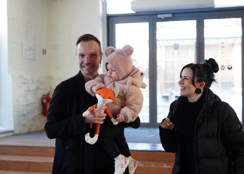 Smaidīgā Sējānu trijotne – Maija un Reinis ar meitu Elzu – atbraukuši no saviem laukiem Sīpolciemā uz Rīgas centru, lai apsveiktu Jāni Šipkēvicu viņa grāmatas prezentācijā.