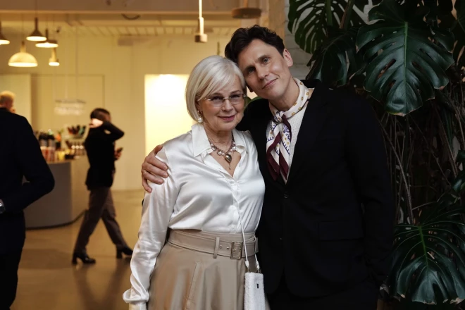 Jāņa pirmā sieva Sandra Šipkēvica-Pelcmane ar dēlu Jāni Šipkēvicu junioru. Mamma atzīst, ka dēlam ir milzīga atbildība un pienākumi, dzīvojot starp divām valstīm: “Viņš darbojas ļoti daudzās jomās. Tas ir Jāņa sirdsdarbs, ko viņš dara, cik vien labi varēdams. Manuprāt, viņam ļoti labi sanāk.”