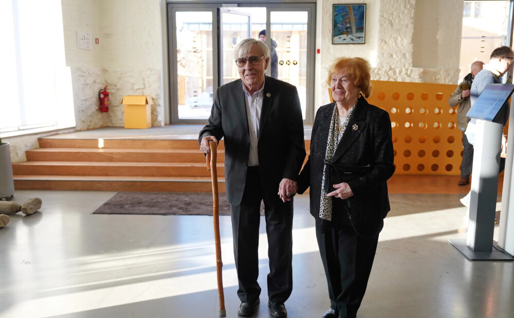 Režisors Varis Brasla joprojām izmanto podziņtelefonu