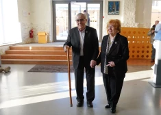 Režisors Varis Brasla joprojām izmanto podziņtelefonu