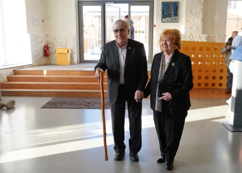 Režisors Varis Brasla ar sievu aktrisi Vizmu Kalmi vienmēr radījuši saticīga pāra iespaidu. Un tagad, kad režisoram saasinājušās redzes problēmas, viņš turas pie sievas rokas, un tad pārvietoties ir vieglāk.