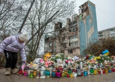 Ukrainas atjaunošana izmaksātu gandrīz 600 miljardus dolāru, liecina starptautiskais ziņojums. Rīt sāksies Krievijas asiņainās invāzijas piektais gads