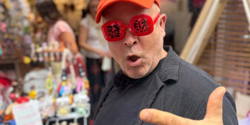 Tannis izbauda brīvdienas Āzijā.