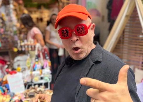 Tannis izbauda brīvdienas Āzijā.