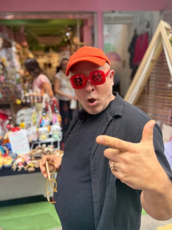 Tannis izbauda brīvdienas Āzijā.