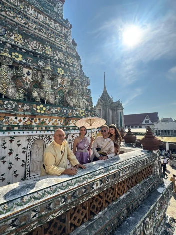 Jānis Pētersons, Elmārs Tannis, Marija Naumova un Dita Grauda piedzīvo Singapūru.