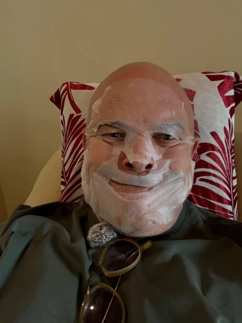 Elmārs izbauda skaistuma procedūras.