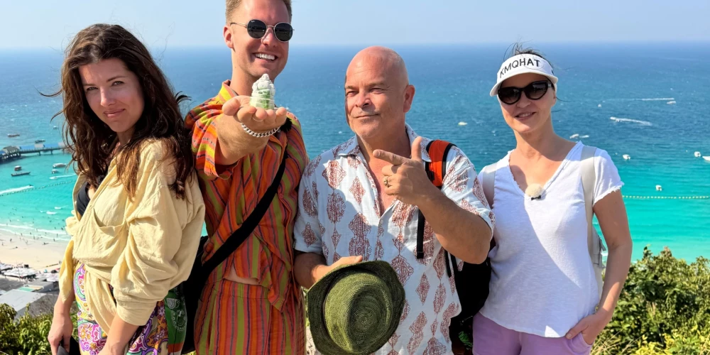 Skatītāju iemīļotais ceļojumu šovs "Četri uz koferiem" dodas uz kontrastiem bagāto Singapūru un saulaino Taizemi! Ceļā dodas raiba četrotne – dziedātāja Marija Naumova, mūziķis Jānis Pētersons, šefpavārs Elmārs Tannis un grima meistare Dita Grauda.