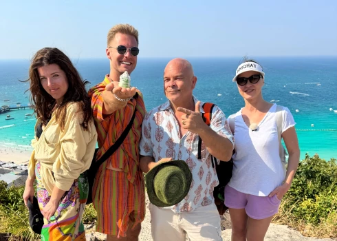 Skatītāju iemīļotais ceļojumu šovs "Četri uz koferiem" dodas uz kontrastiem bagāto Singapūru un saulaino Taizemi! Ceļā dodas raiba četrotne – dziedātāja Marija Naumova, mūziķis Jānis Pētersons, šefpavārs Elmārs Tannis un grima meistare Dita Grauda.