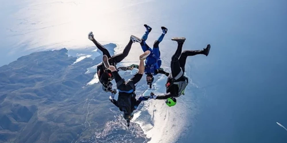 "Skydive Latvia" sportisti ar galvu uz leju (head-down) formācijā prasmju treniņnometnē Spānijā, Empuriabravā. (Foto: "Skydive Latvia" arhīvs, 2024)