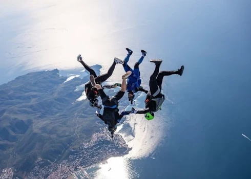 "Skydive Latvia" sportisti ar galvu uz leju (head-down) formācijā prasmju treniņnometnē Spānijā, Empuriabravā. (Foto: "Skydive Latvia" arhīvs, 2024)