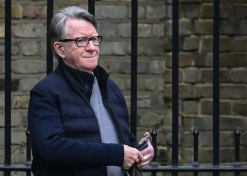 Lielbritānijas premjerministrs Kīrs Stārmers 2024. gada nogalē iecēla Mandelsonu par Lielbritānijas vēstnieku ASV, bet pērnā gada septembrī atbrīvoja no šī amata saistībā ar viņa saitēm ar Epstīnu.