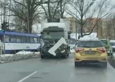 В Зиепниеккалнсе грузовик протаранил бок трамвая: подробности инцидента