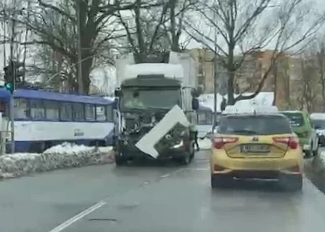 В Зиепниеккалнсе грузовик протаранил бок трамвая: подробности инцидента