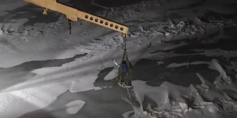 Спасение на льду с участием «Вармы» - людей доставили на берег и передали медикам.