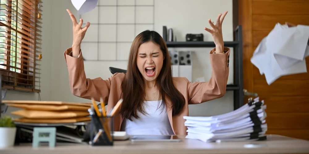 На нервную систему и ее функционирование влияет не только старение человека, но и многие другие факторы. Одним из важнейших является длительный и сильный стресс. 