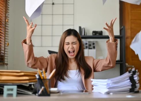 На нервную систему и ее функционирование влияет не только старение человека, но и многие другие факторы. Одним из важнейших является длительный и сильный стресс. 