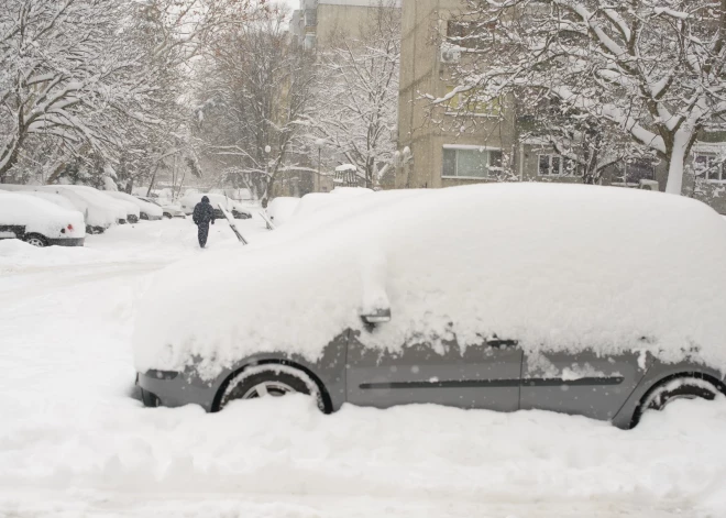 В Даугавпилсе взялись за брошенные автомобили: не убрал с улицы - готовься к эвакуации