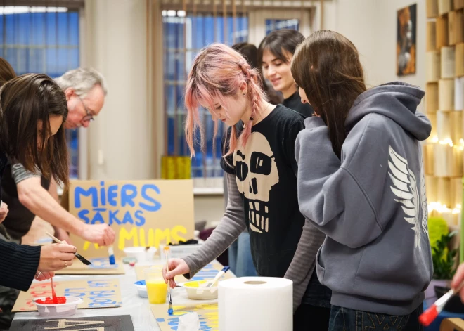 23 февраля в помещениях общества Tavi draugi состоялась мастерская по созданию плакатов в поддержку Украины «Вместе к победе!».