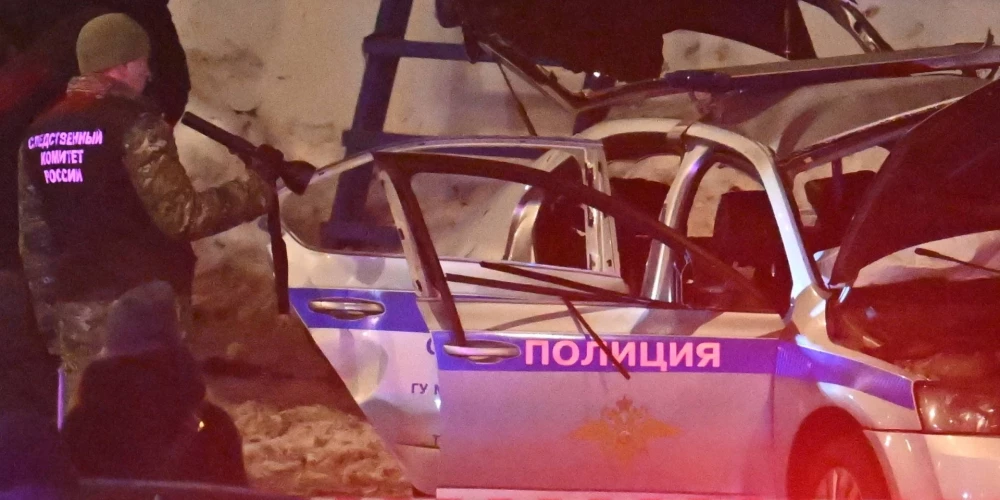 Spridzeklis eksplodēja, kad vīrietis tuvojās satiksmes policijas darbiniekiem, kas sēdēja patruļmašīnā. 