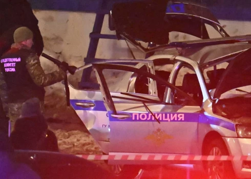 Spridzeklis eksplodēja, kad vīrietis tuvojās satiksmes policijas darbiniekiem, kas sēdēja patruļmašīnā. 