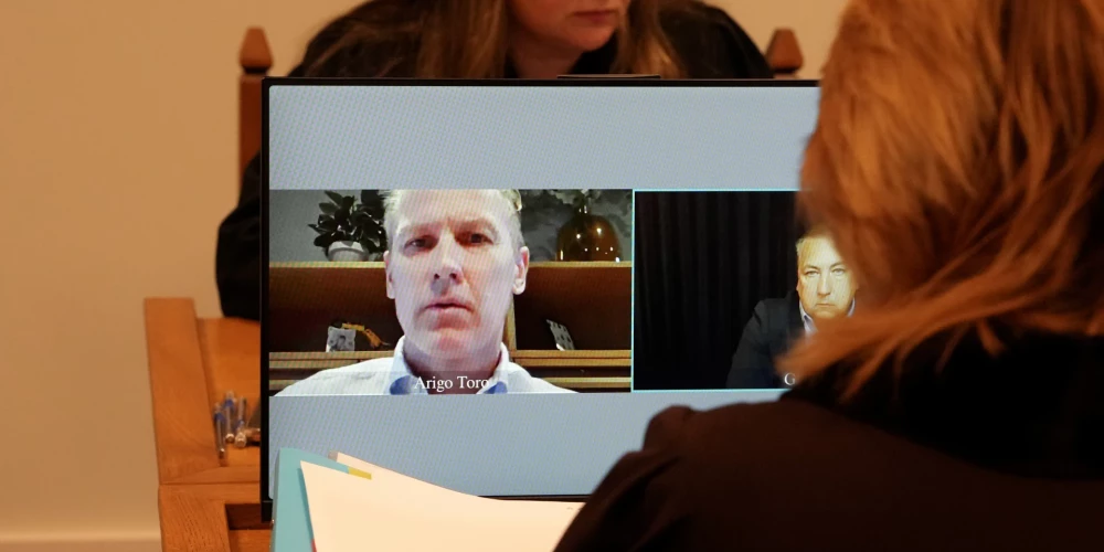 Kriminālprocesā apsūdzība celta divām personām. Saskaņā ar tiesu kalendāra datiem tie ir Toro un jau iepriekš par krāpšanām tiesātais Gints Lazdiņš.