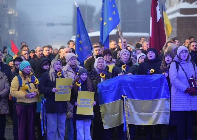 Agrā otrdienas rītā, pieminot kara Ukrainā ceturto gadadienu, aptuveni 500 cilvēki Rīgā pulcējās pie Brīvības pieminekļa akcijā "Kopā līdz uzvarai!".