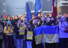 FOTO: pie Brīvības pieminekļa pulcējušies simtiem cilvēku, kuri pauž atbalstu Ukrainai