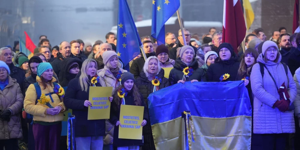 24 февраля утром — в четвертую годовщину с начала войны, развязанной Россией, — около 500 человек собрались у памятника Свободы в Риге, чтобы на акции «Вместе до победы!» выразить поддержку украинскому народу.