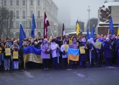 ФОТО: около 500 человек собрались у памятника Свободы в Риге в четвертую годовщину войны в Украине