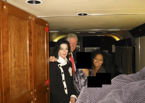 Džefrija Epstīna failos atrodama arī bilde ar Maiklu Džeksonu, Bilu Klintonu un Daeinu Rosu.