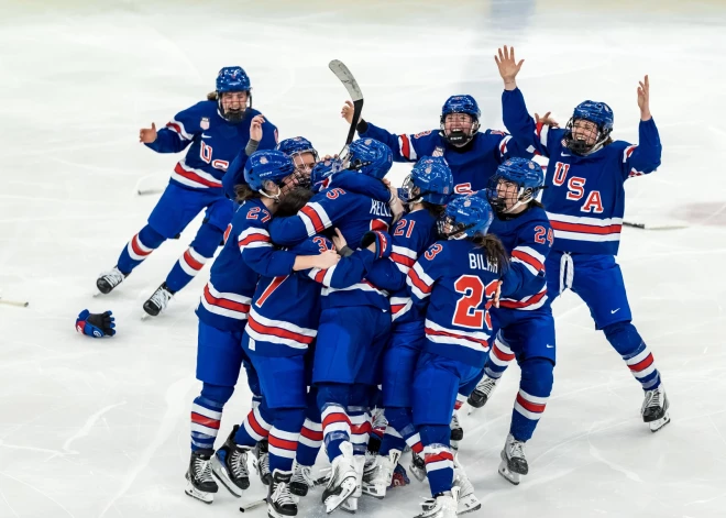 Tramps pajoko par ASV sieviešu hokeja izlasi, pēc kā no komandas puses seko paziņojums