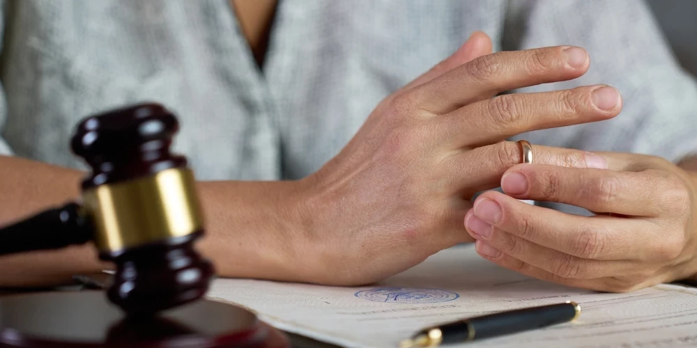 Новые требования касаются не только формы, но и содержания соглашения — впредь супруги должны будут заранее договориться о конкретном порядке, в котором ребёнок будет встречаться и проводить время с тем родителем, с которым он не проживает постоянно.