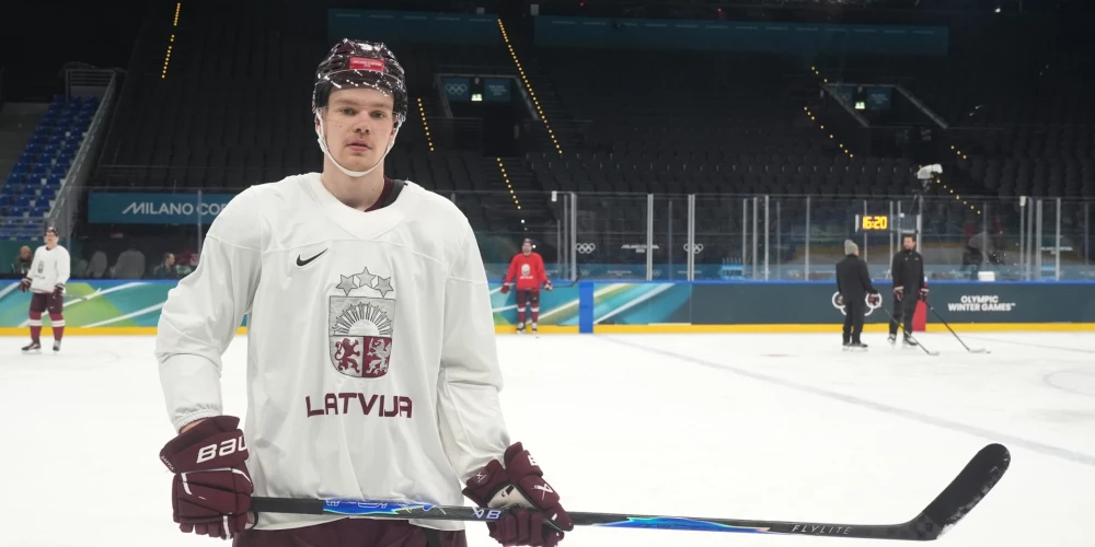 Latvijas hokeja izlases aizsargs Alberts Šmits.