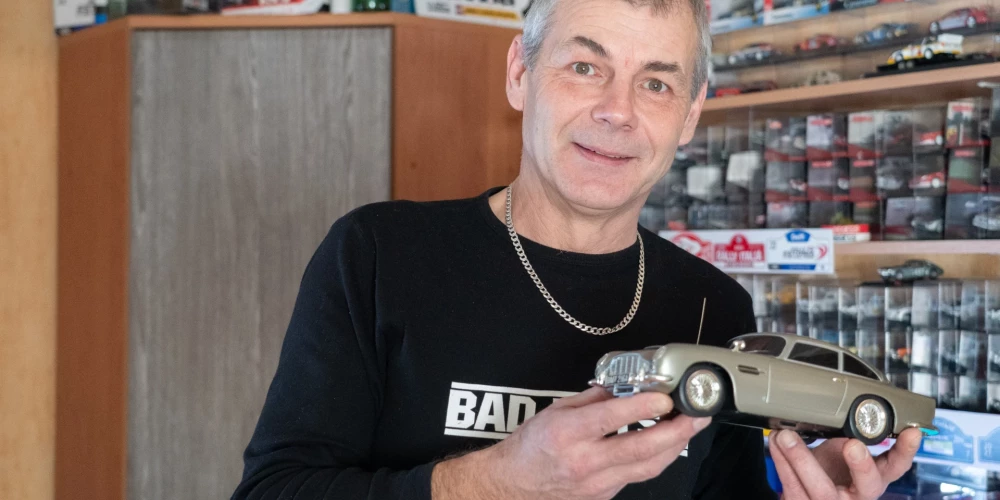 Modelīšu kolekcionārs Ruslans Finagonovs ar vienu no savas kolekcijas eksponātiem - Džeimsa Bonda "Aston Martin".