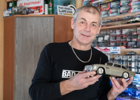 Modelīšu kolekcionārs Ruslans Finagonovs ar vienu no savas kolekcijas eksponātiem - Džeimsa Bonda "Aston Martin".