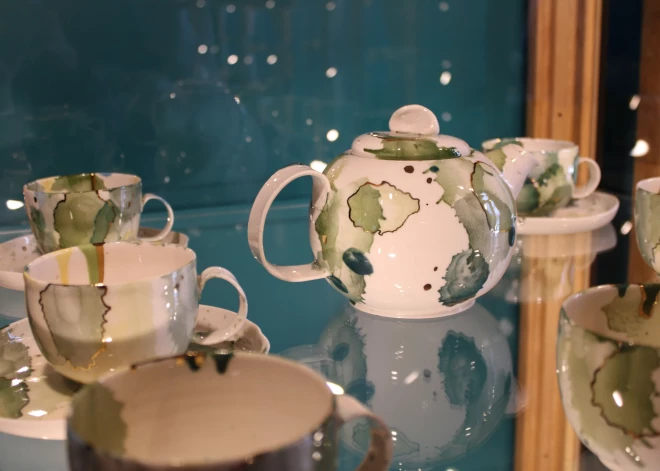 Jelgavas muzejā skatāma Ievas Jurkas porcelāna izstāde "Alter-porcelāns"