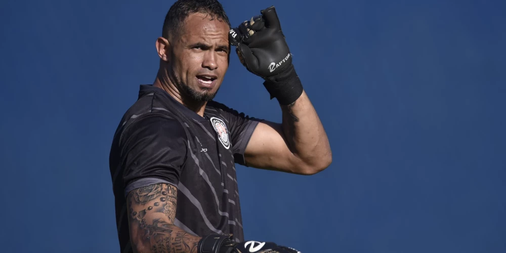 Brazīliešu vārtsargs Brunu Fernandišs 2013. gadā saņēma 22 gadu ieslodzījumu par sava bērna mātes, modeles Elizas Samudio slepkavības pasūtīšanu, taču jau 2017. gadā Fernandesu izlaida no cietuma, un viņš atsāka futbolista karjeru. Pēc sekojošām juridiskām cīņām un neilga laika pavadīšanas atkal cietumā kopš 2023. gada viņš ir uz brīvām kājām, baudot nosacītu atbrīvošanu.